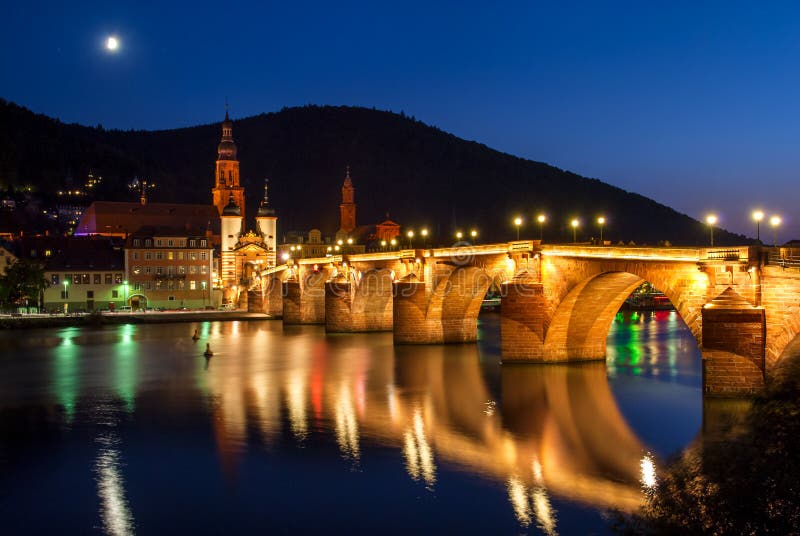 Posizionato alto più alto un fiume, castello è un uno da la maggioranza luoghi.